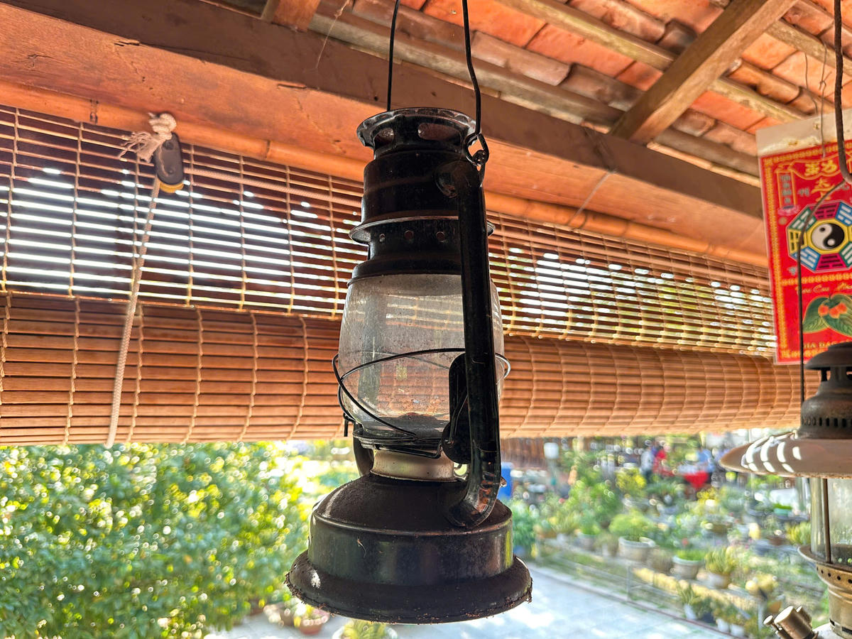 Chiếc đèn cổ được treo phía trước gian nhà cổ. Ảnh: Trung Ngãi.