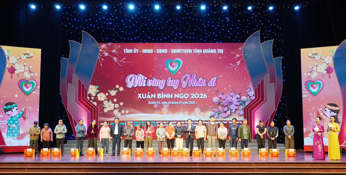 .  Bí thư Tỉnh ủy Nguyễn Văn Phương và Phó Bí thư thường trực Tỉnh ủy Trần Vũ Khiêm tặng quà cho các hộ gia đình có hoàn cảnh khó khăn dịp tết Nguyên đán Bính Ngọ 2026 
