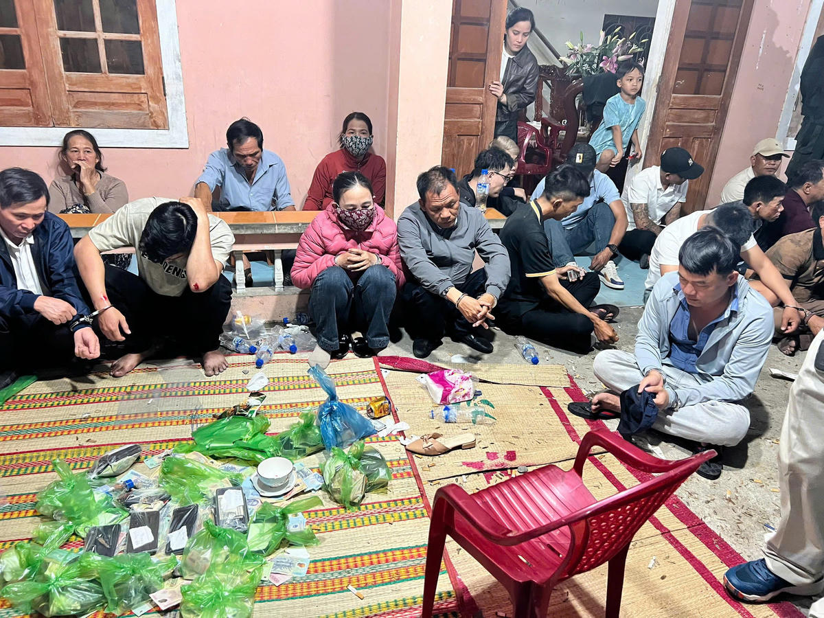 Các đối tượng cùng tang vật của vụ án. Ảnh: CV.