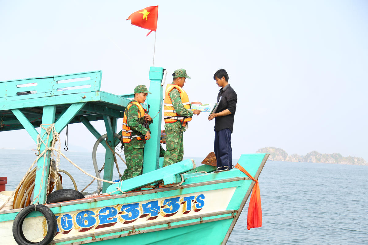 Cán bộ, chiến sỹ&nbsp;Đồn Biên phòng Cửa khẩu Cảng Hòn Chông tuyên truyền về phòng chống IUU cho ngư dân. (ảnh: Thanh Tiến)