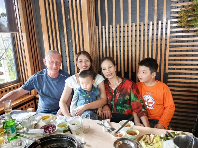 Vợ chồng chị Hằng, anh Marek quây quần bên mâm cơm ngày Tết tại Việt Nam.