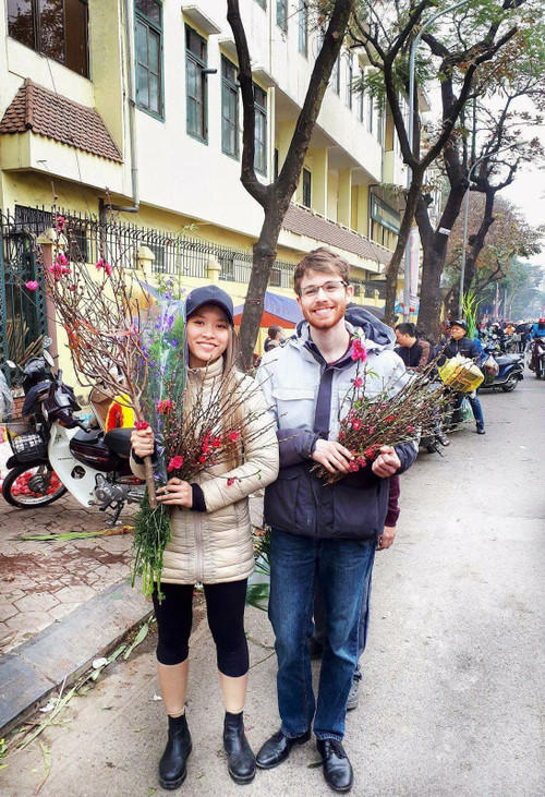 Anh Dakota cùng bạn gái đi chợ hoa ngày Tết.