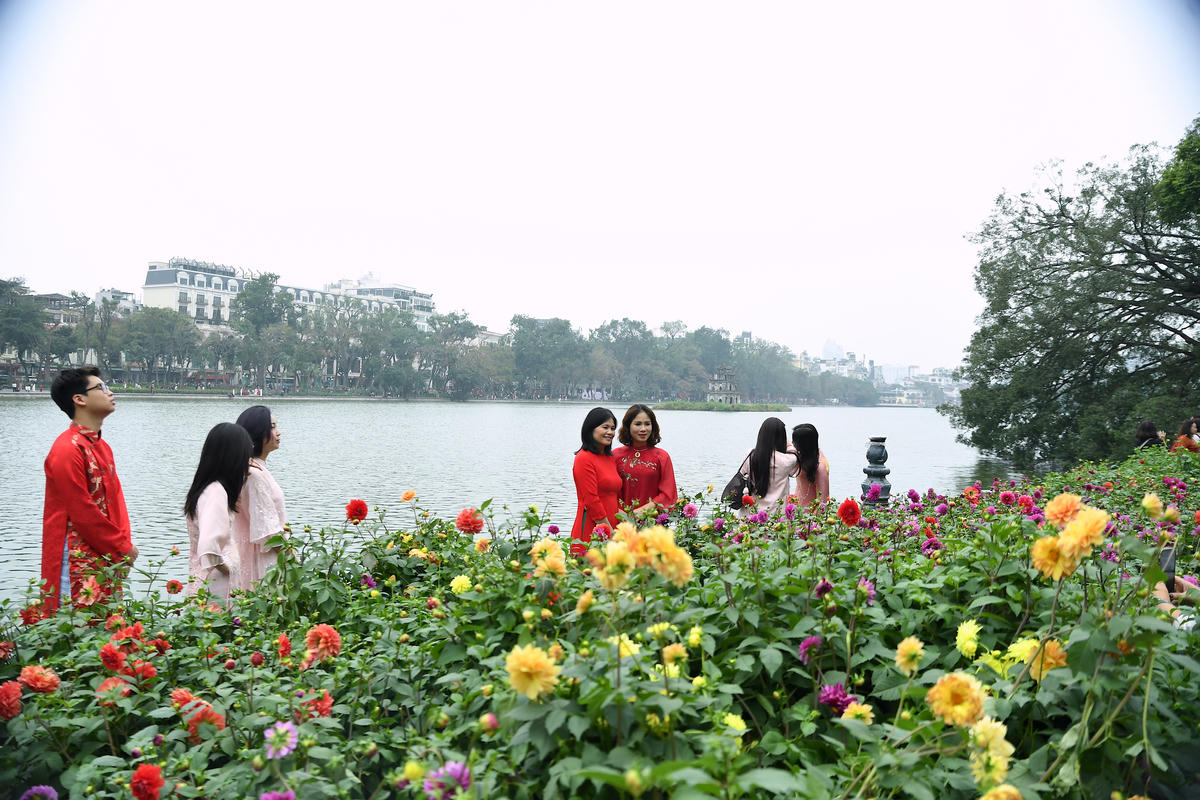 Sắc xuân không chỉ đơm trên cành lộc non hay trên những vạt nắng ấm, mà còn hòa vào nhịp sống rộn ràng, tươi mới của Thủ đô những ngày đầu năm. Ảnh: Phạm Sỹ.
