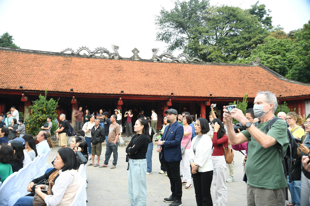 Những ngày đầu xuân, Văn Miếu – Quốc Tử Giám trở thành điểm hẹn văn hóa thu hút đông đảo du khách. Ảnh: Phạm Sỹ.