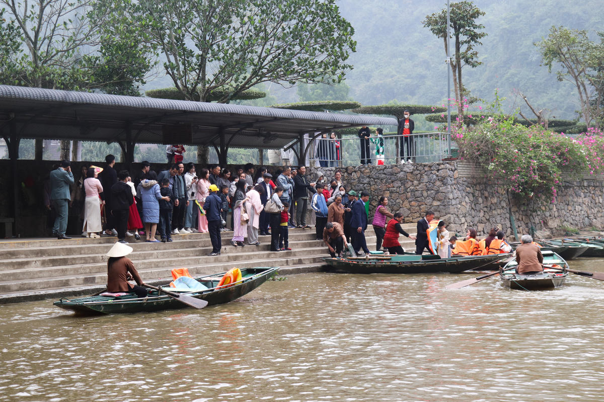 Theo Sở Du lịch tỉnh Ninh Bình, thời điểm trước và trong Tết, các khu, điểm du lịch trên địa bàn tỉnh đã chủ động các phương án phục vụ Tết, tăng cường công tác an ninh trật tự, vệ sinh môi trường, niêm yết giá dịch vụ. Ảnh: Đình Minh