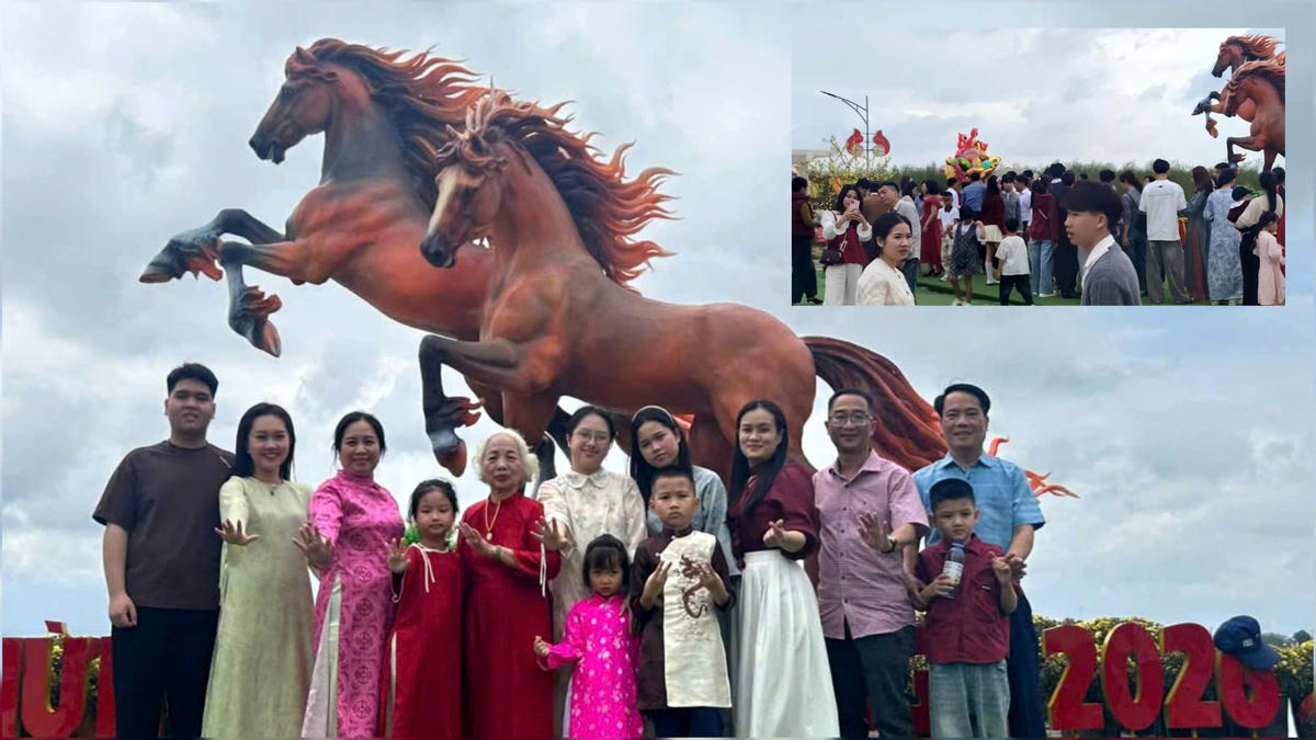 Đông đảo người dân đến tham quan, chụp ảnh tại khu vực trưng bày linh vật Song Mã. Ảnh: UBND xã Triệu Bình cung cấp.