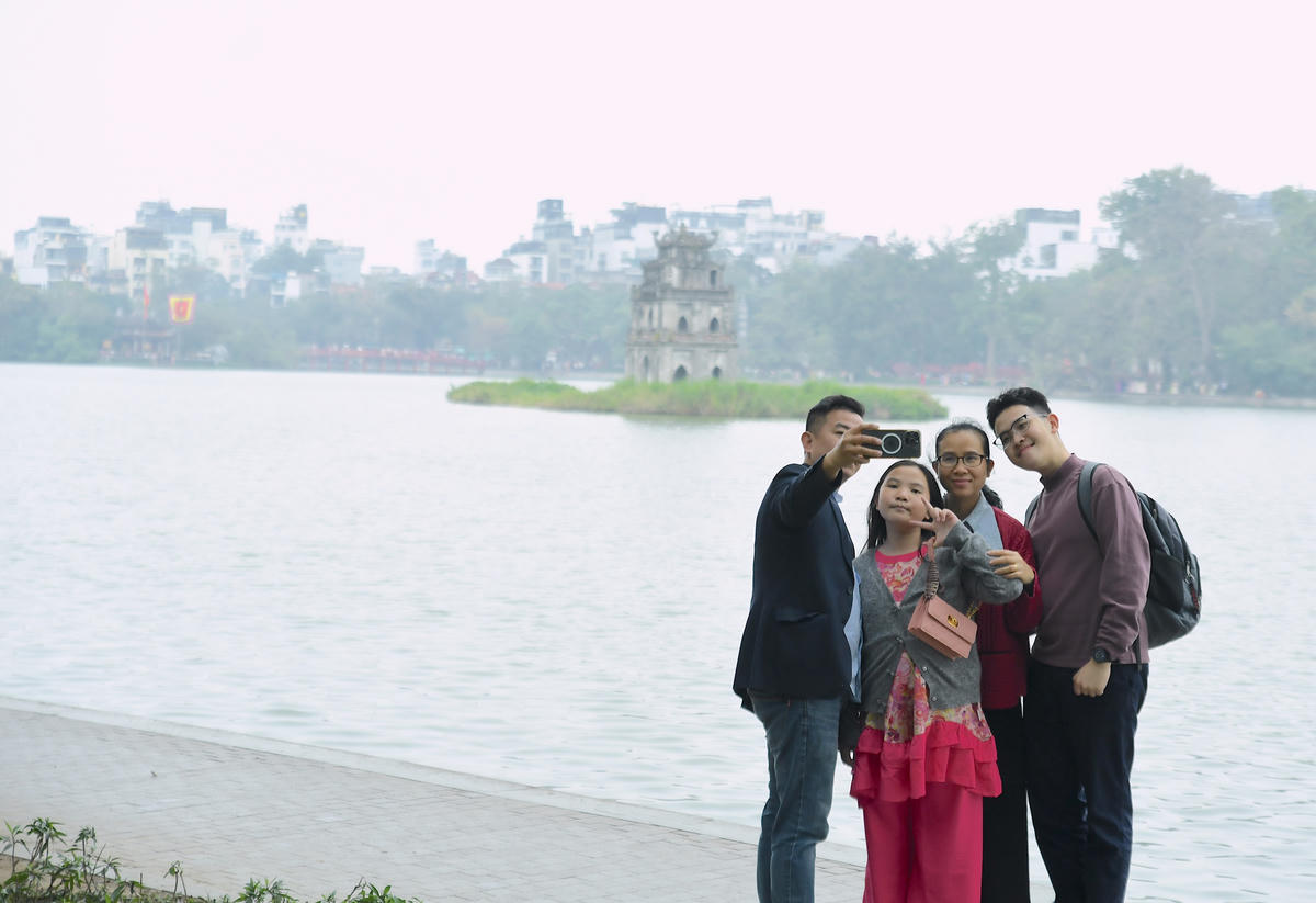 Những bức ảnh kỷ niệm không chỉ ghi lại sắc xuân, mà còn lưu giữ tình cảm gắn kết giữa các thế hệ. Ảnh: Phạm Sỹ.