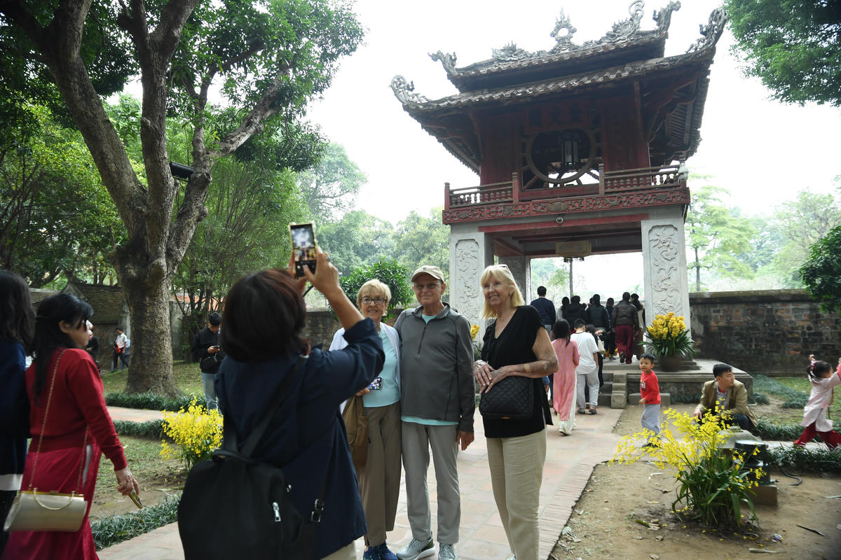 Du khách quốc tế lưu lại những khoảnh khắc đáng nhớ tại Văn Miếu – Quốc Tử Giám, điểm đến giàu giá trị lịch sử và văn hóa của Thủ đô. Ảnh: Phạm Sỹ.