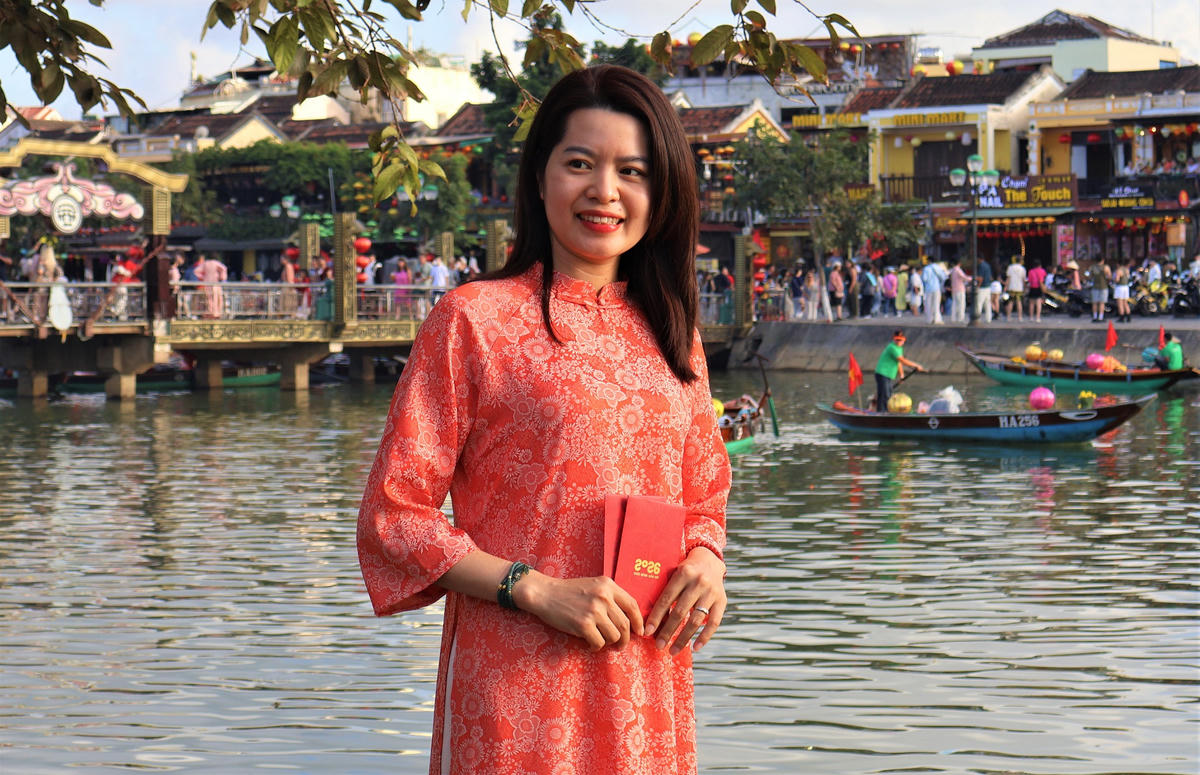 Một cô gái check in bên bờ sông Hoài nhân ngày đầu năm mới. Ảnh: Nguyễn Tín.