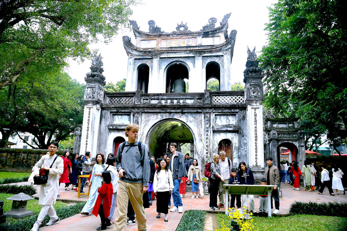 Tại Di tích quốc gia đặc biệt Văn Miếu – Quốc Tử Giám, không khí đầu xuân rộn ràng, nhộn nhịp người dân và du khách đến tham quan, du xuân. Ảnh: Phạm Sỹ.
