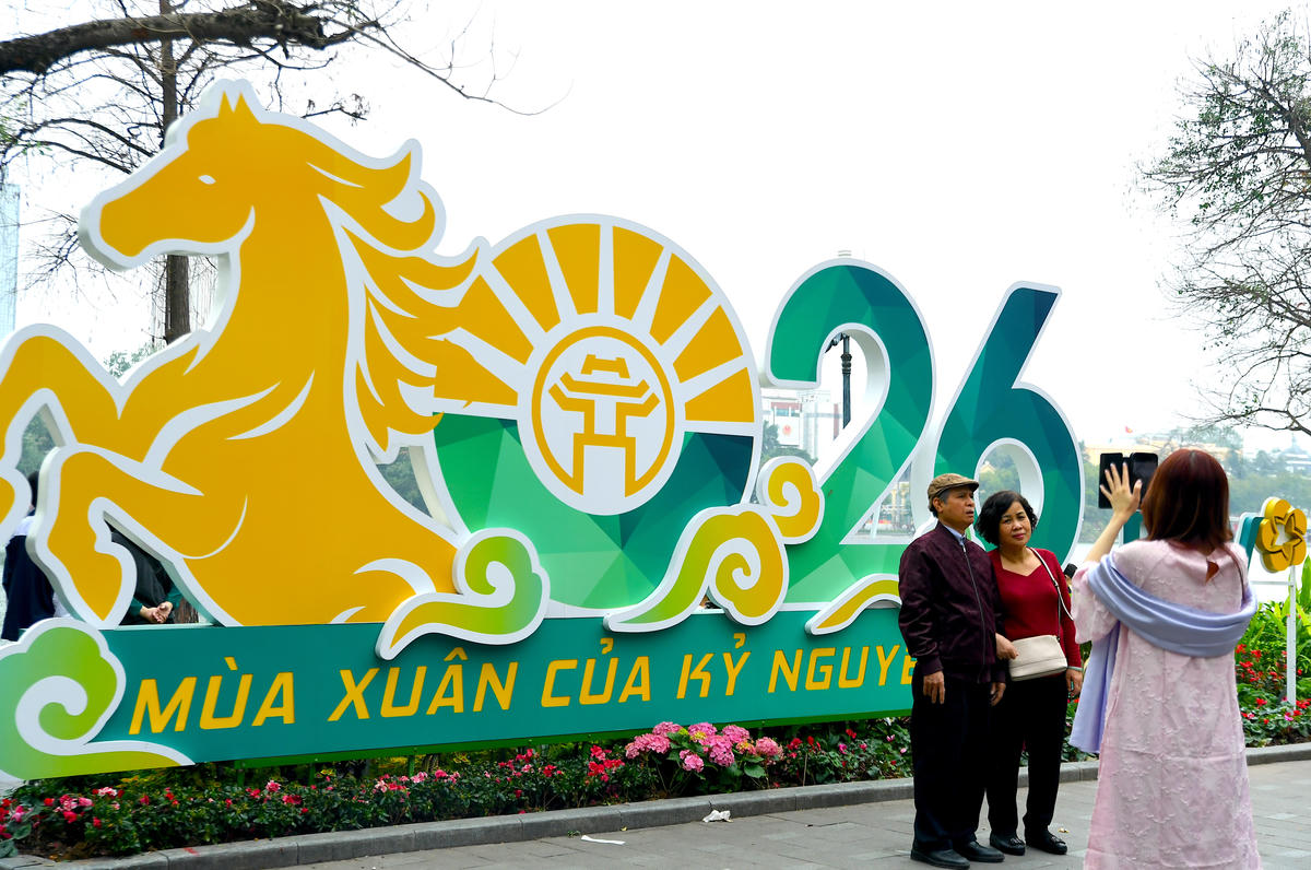 Trong tiết xuân mới, Văn Miếu và Hồ Gươm không chỉ là những địa danh, mà còn là biểu tượng cho sự tiếp nối truyền thống và khát vọng phát triển của Thủ đô. Ảnh: Phạm Sỹ.