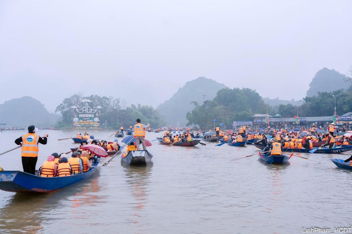 100% phương tiện được trang bị ghế, áo phao, giỏ đựng rác, vật nổi, đánh số đò, gắn mã QR tiếp nhận thông tin và bố trí ô che, nước uống miễn phí theo quy định.