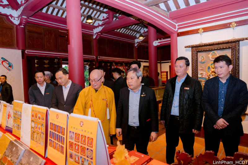 Chủ tịch UBND TP. Hà Nội cùng Đoàn công tác tham quan không gian trưng bày, giới thiệu giá trị văn hóa, nghệ thuật tại khu di tích.