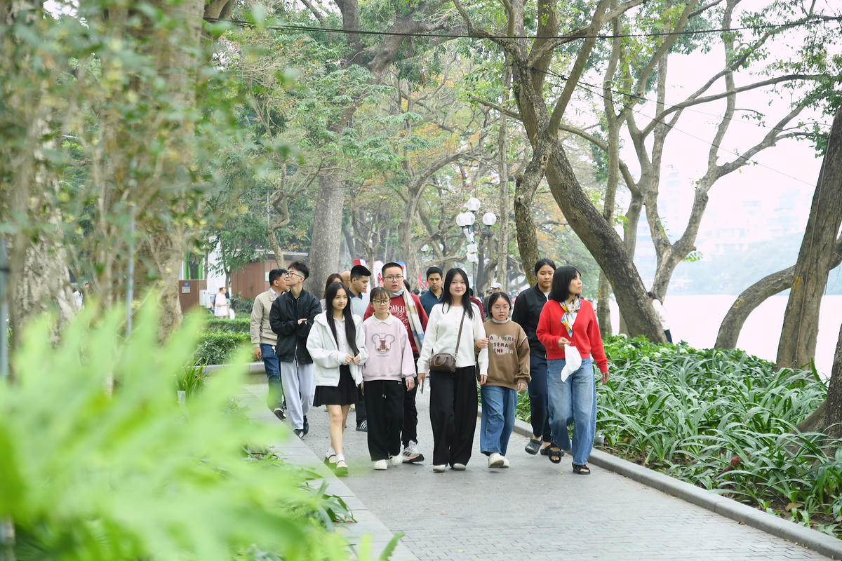 Những bước chân chậm rãi hòa cùng nhịp đập của Hà Nội trong ngày đầu năm. Ảnh: Phạm Sỹ.