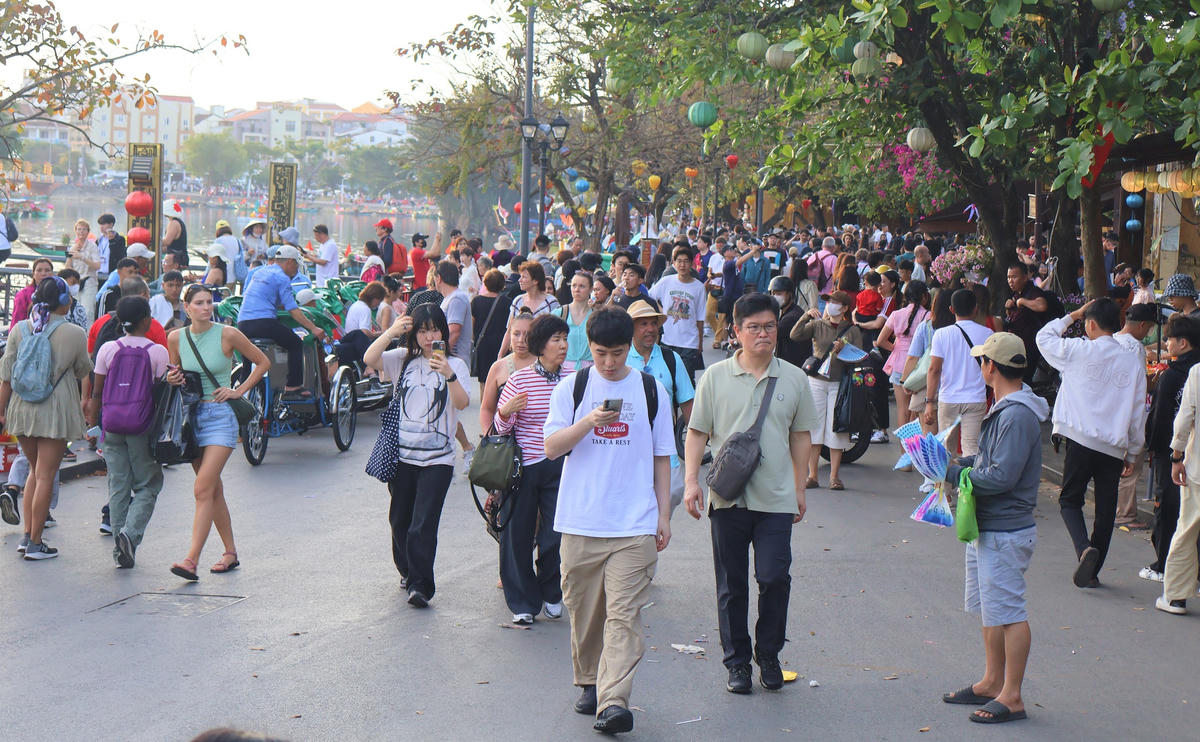 Nhiều du khách đi tản bộ trên đường Bạch Đằng, phường Hội An. Ảnh: Tấn Thành.