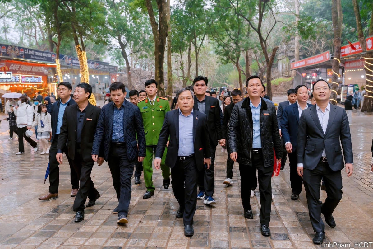 Đoàn công tác kiểm tra thực tế công tác tổ chức, điều hành lễ hội tại khu vực trung tâm chùa Hương.