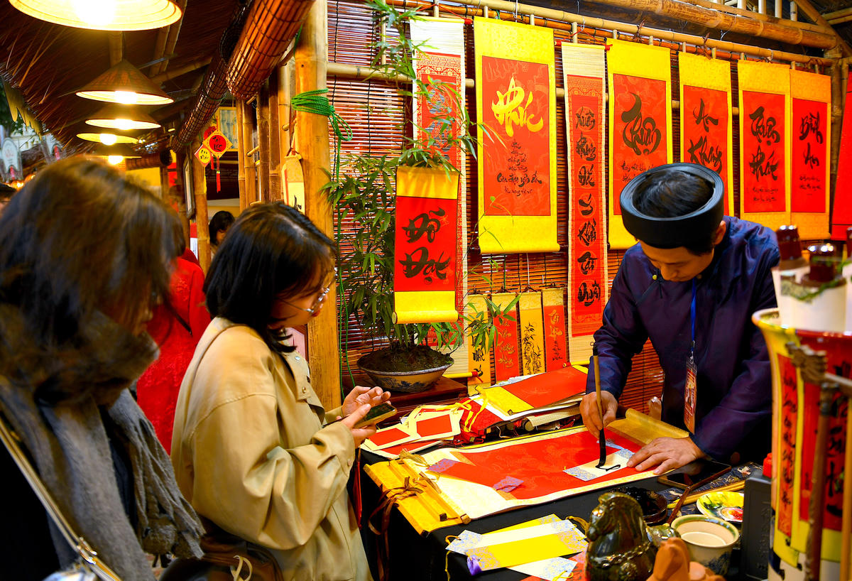 Hình ảnh ông đồ trao chữ gợi nhắc truyền thống tôn sư trọng đạo. Ảnh: Phạm Sỹ.