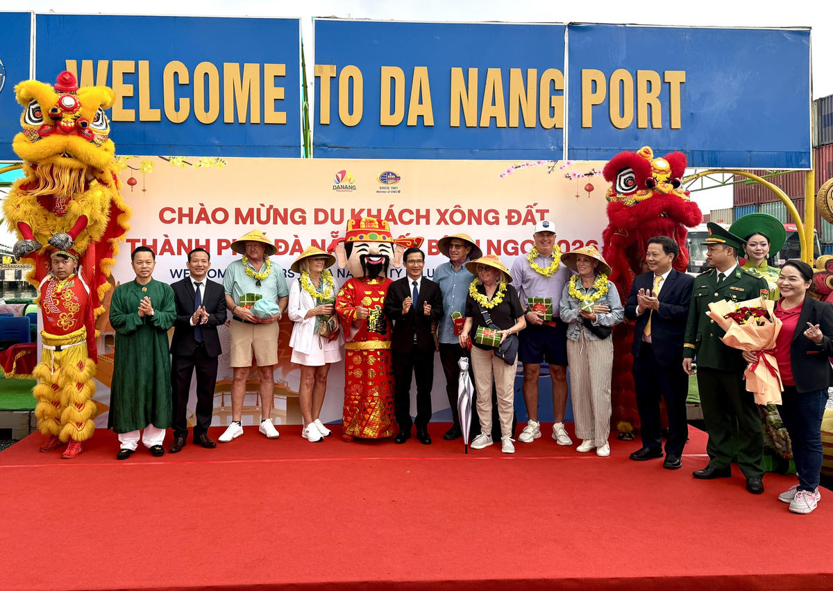 Lễ đón các du khách diễn ra trang trọng tại cầu cảng. Ảnh: CV.