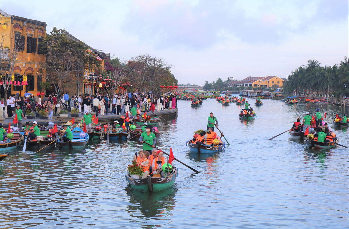 Du khách tham quan phố cổ Hội An nhân dịp đầu năm mới 2026. Ảnh: Tấn Thành.