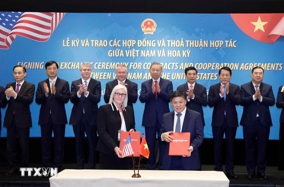 Tổng Bí thư Tô Lâm chứng kiến lễ trao Hợp đồng lựa chọn mua động cơ và dịch vụ bảo dưỡng giữa VietjetAir (Việt Nam) và Pratt &amp; Whitney (Hoa Kỳ) cho 137 tàu bay với động cơ GTF. (Ảnh: Thống Nhất/TTXVN)