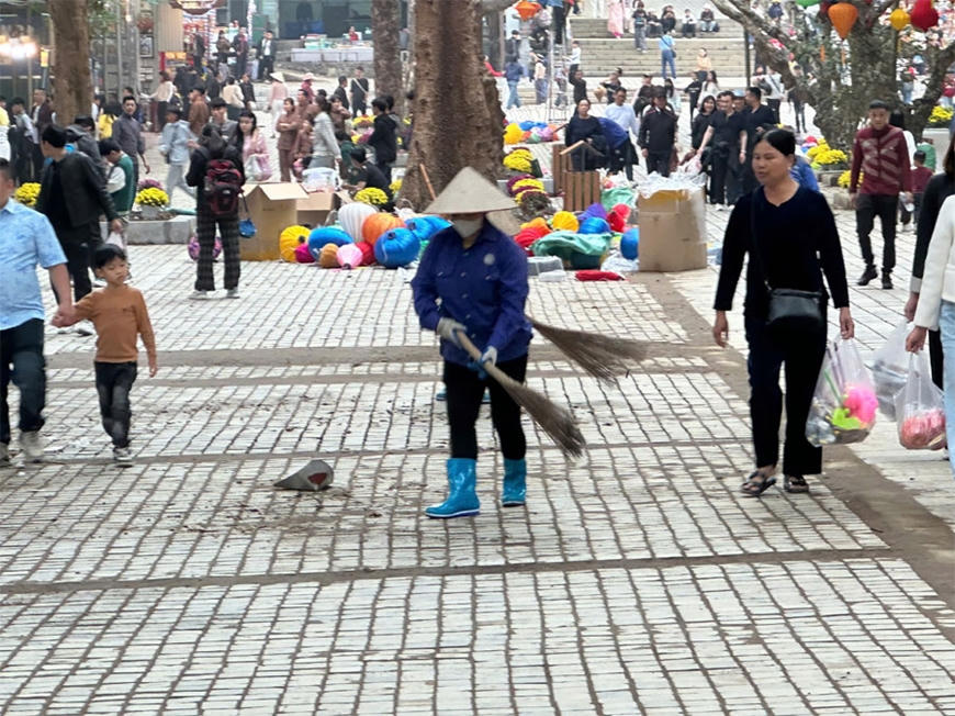 Để giữ cảnh quan được sạch đẹp công tác vệ sinh được thực hiện thường xuyên. Ảnh: T.L