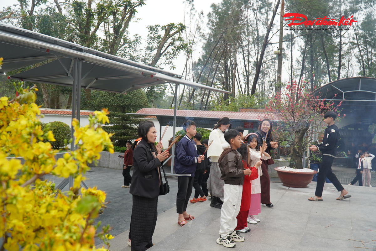 Từ lâu, Khu di tích Ngã ba Đồng Lộc trở thành điểm đến giáo dục truyền thống yêu nước cho thế hệ trẻ. Đặc biệt, vào những ngày lễ, Tết, người dân, du khách từ khắp mọi miền Tổ quốc tìm về “địa chỉ đỏ” này để dâng hương, dâng hoa, tưởng niệm, tri ân những người đã ngã xuống vì nền độc lập của đất nước.