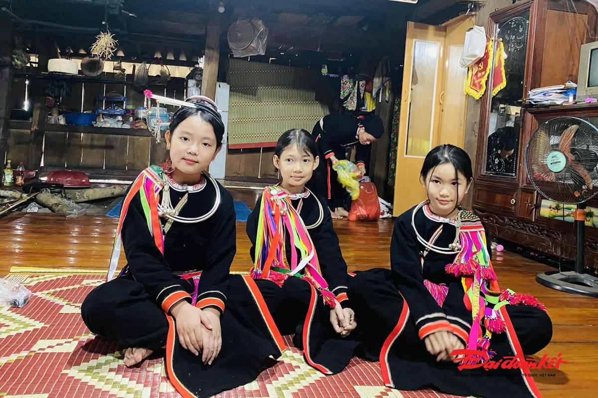 Trang phục truyền thống của người Sán Chỉ ở Khâu Đấng lộng lẫy hơn vào những dịp Lễ, Tết. Ảnh: TN.