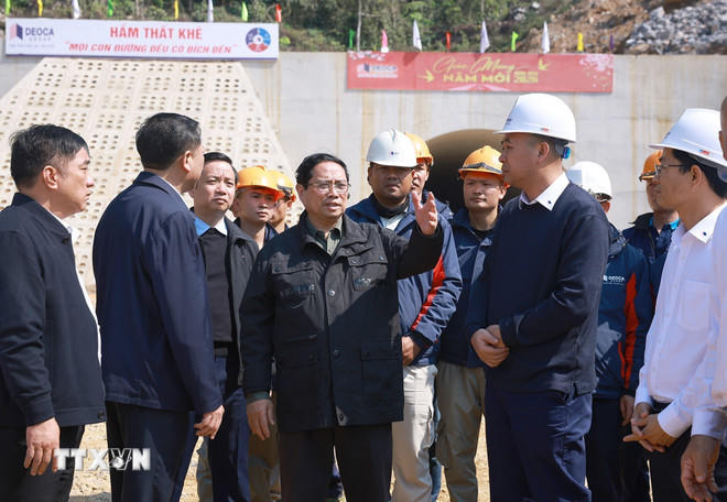 Thủ tướng Phạm Minh Chính kiểm tra tiến độ dự án đường cao tốc Đồng Đăng (Lạng Sơn)-Trà Lĩnh (Cao Bằng). (Ảnh: Dương Giang/TTXVN).