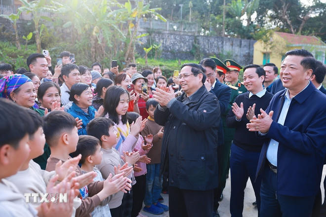 Thủ tướng Phạm Minh Chính thăm, chúc Tết nhân dân Khu tái định cư Đông Khê, Cao Bằng. (Ảnh: Dương Giang/TTXVN).