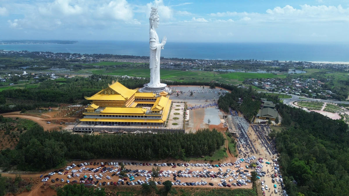 Nhiều người dân đến chùa Minh Đức vào dịp đầu năm mới. Ảnh: CV.