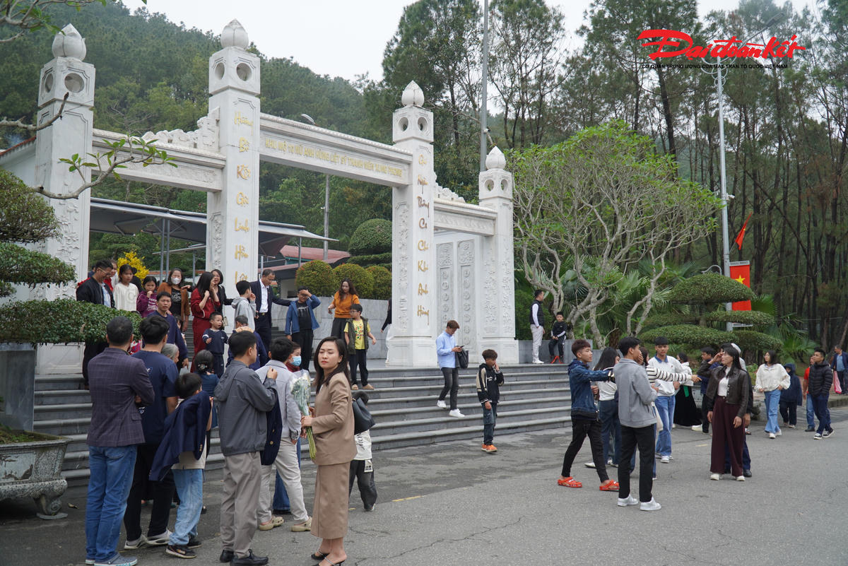 Khu di tích Ngã ba Đồng Lộc với những huyền thoại linh thiêng, ngày nay trở thành Di tích lịch sử quốc gia đặc biệt, nổi tiếng tại Hà Tĩnh. Đây là nơi 10 cô gái thanh niên xung phong đã hy sinh khi đang ở lứa tuổi thanh xuân, dệt nên huyền thoại về cung đường lửa.