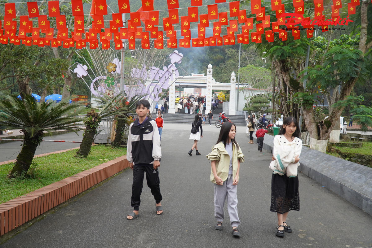 Theo ông Đặng Quốc Vũ, trong những ngày nghỉ Tết Nguyên đán 2026 đến nay đã có hơn 11.000 lượt người trong và ngoài tỉnh về dâng hương, tri ân. Riêng từ mùng 1 Tết đến nay có khoảng 6.000 lượt du khách. 