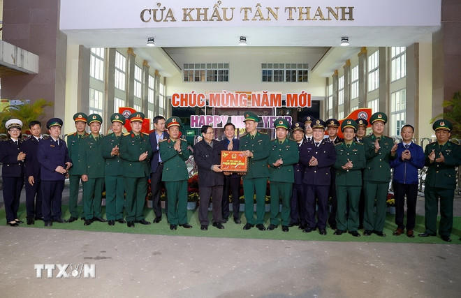 Thủ tướng Phạm Minh Chính đến thăm, chúc Tết các lực lượng làm nhiệm vụ tại cửa khẩu Tân Thanh (Lạng Sơn). (Ảnh: Dương Giang/TTXVN).