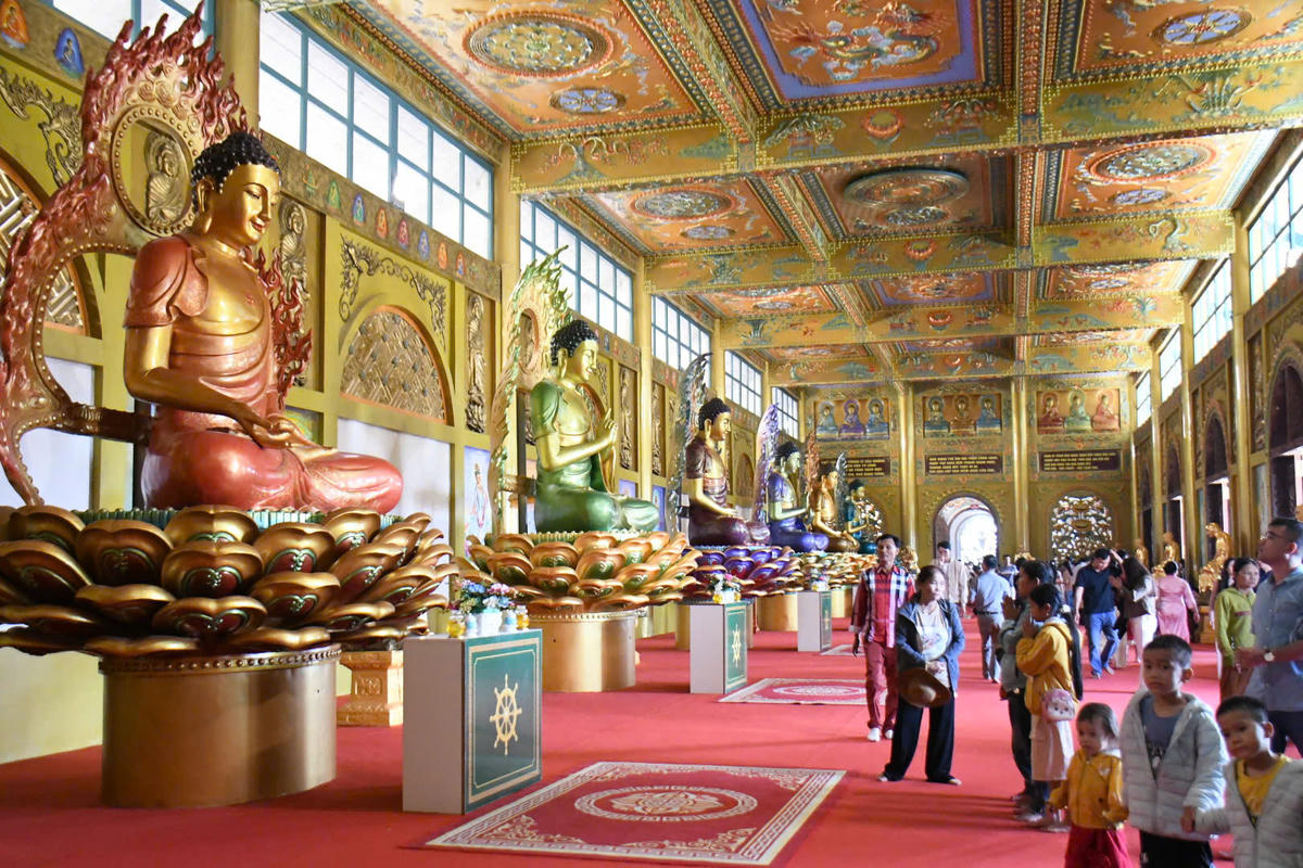 Người dân đến&nbsp;chùa Minh Đức đầu năm để cầu bình an. Ảnh: CV.