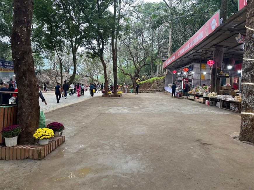 Đường lên chùa Thiên Trù thông thoáng hơn những mùa lễ hội trước. Ảnh: T.L

 