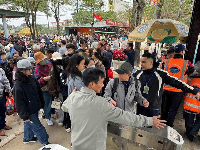 Theo thống kê của Ban tổ chức trong 3 ngày đầu tiên của năm mới Bính Ngọ 2026, chùa Hương đã đón hơn 60.000 lượt khách tham quan, trẩy hội. Ảnh: TL