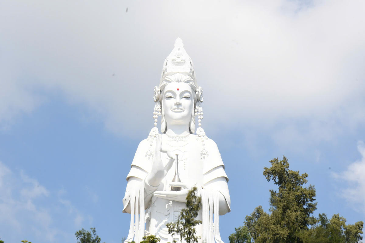 Tượng Quan Âm tại chùa Minh Đức là địa điểm thu hút nhiều người dân. Ảnh: CV.