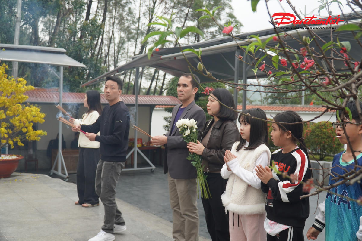 Chị Nguyễn Mai Hoa (trú tỉnh Lai Châu) chia sẻ, mỗi khi về quê ăn Tết, gia đình chị đều tranh thủ lên Ngã ba Đồng Lộc dâng hương, kết hợp du Xuân. “Đưa các con về đây dâng hoa, dâng hương cho các Anh hùng liệt sĩ cũng là cách để giáo dục truyền thống yêu nước cho thế hệ trẻ. Hơn nữa, Khu di tích giờ đây được trang hoàng lộng lẫy và đón tiếp chu đáo nên chúng tôi đến đây rất hài lòng” – chị Hoa bày tỏ.