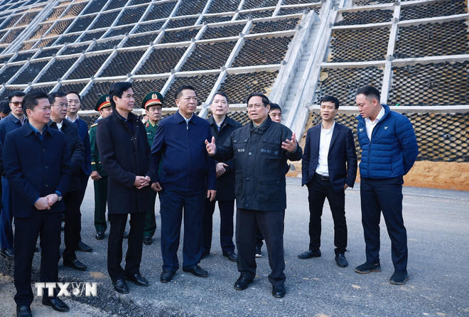 Thủ tướng Phạm Minh Chính kiểm tra tiến độ dự án đường cao tốc Đồng Đăng (Lạng Sơn)-Trà Lĩnh (Cao Bằng). (Ảnh: Dương Giang/TTXVN).