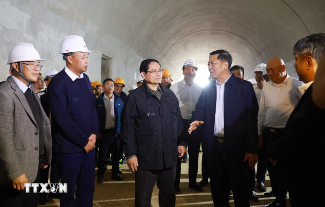 Thủ tướng Phạm Minh Chính kiểm tra tiến độ dự án đường cao tốc Đồng Đăng (Lạng Sơn)-Trà Lĩnh (Cao Bằng). (Ảnh: Dương Giang/TTXVN).