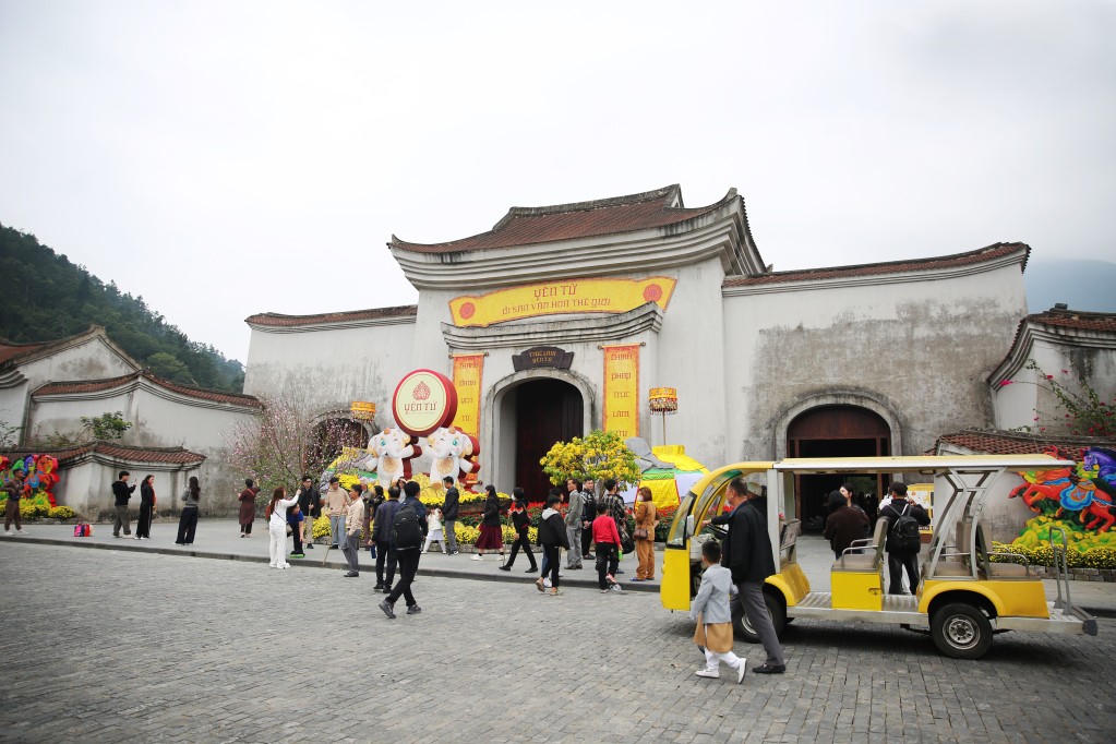 Người dân và du khách được miễn phí vé trông giữ phương tiện tại bến xe Hạ Kiệu (phường Yên Tử) đến hết năm 2026. Ảnh: Minh Đức.