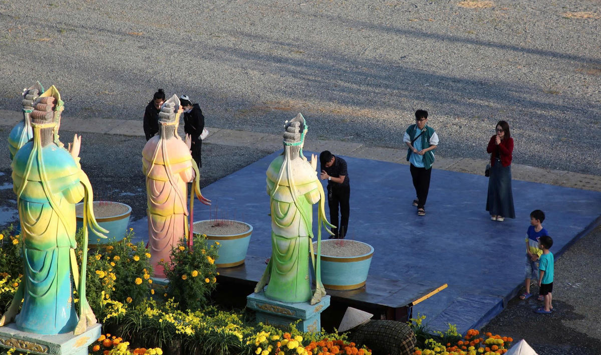 Người dân thành kính dâng hương cầu năm mới bình an cho gia đình tại chùa Minh Đức. Ảnh: CV.