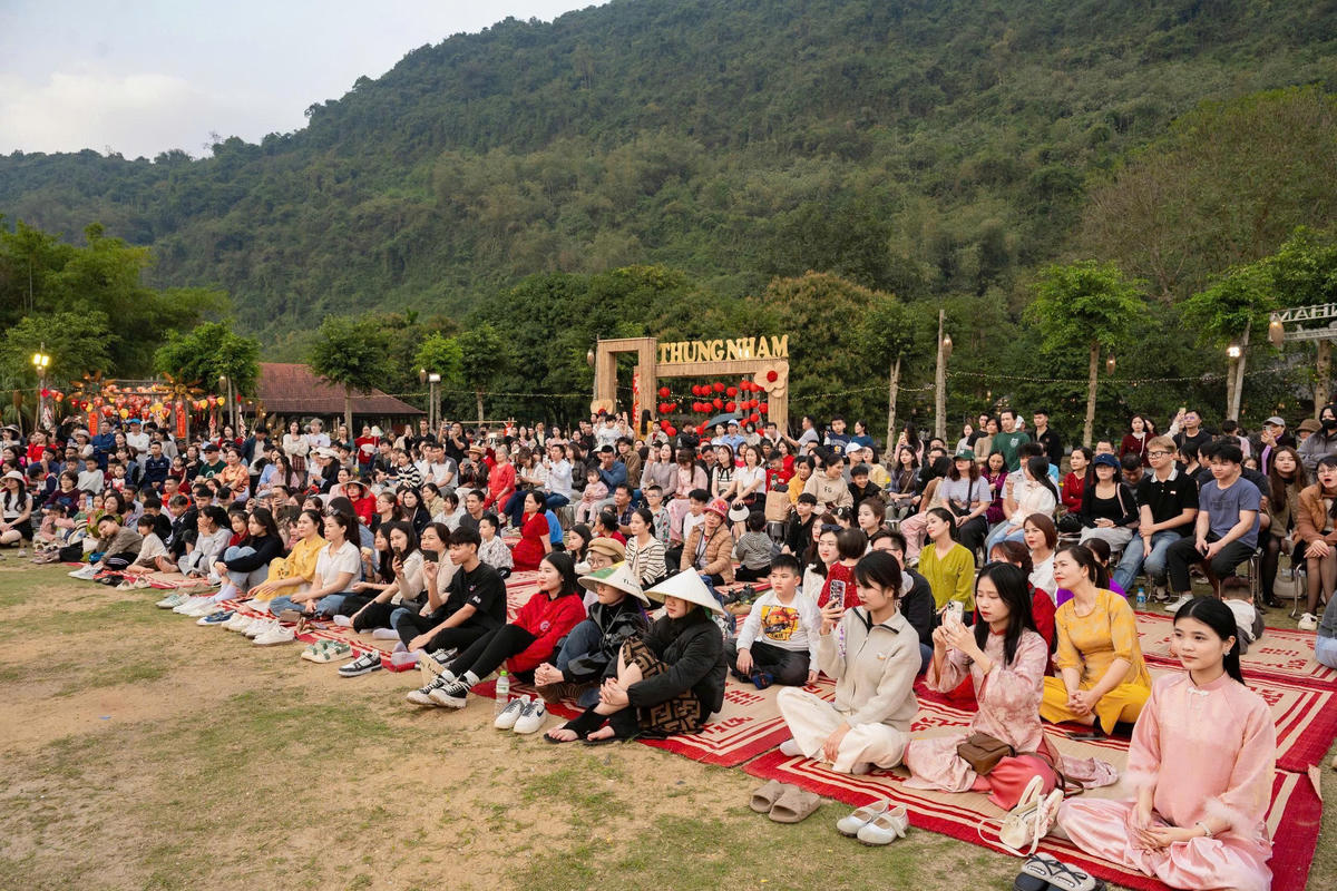 Du khách ấn tượng với các tiết mục trong chương trình 'Xuân dẫn lối'. Ảnh: K.L