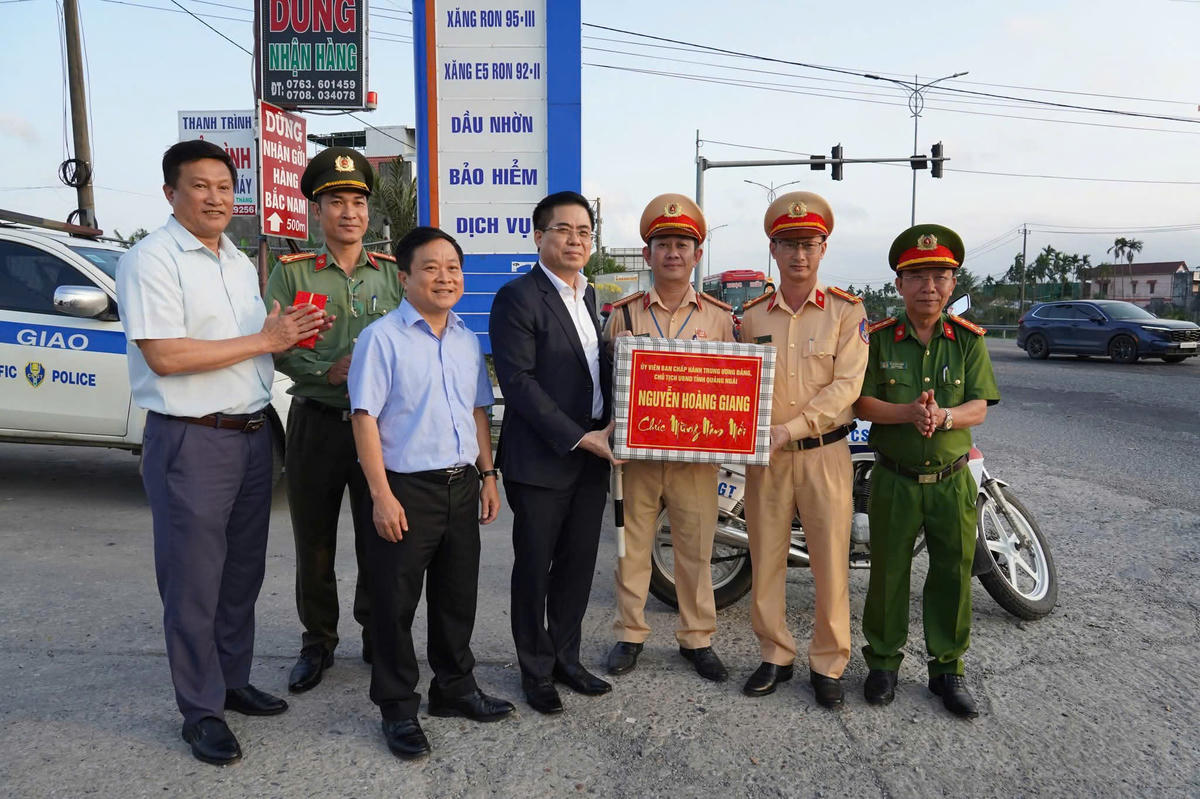 Chủ tịch UBND tỉnh Quảng Ngãi Nguyễn Hoàng Giang (bên trái) tặng quà lực lượng CSGT, Công an tỉnh đang làm nhiệm vụ sau Tết. Ảnh: CV.