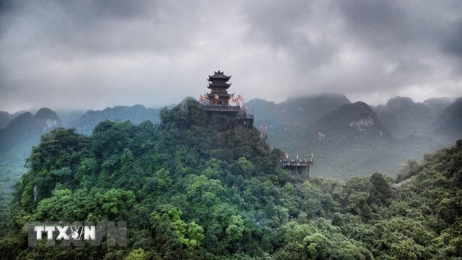 Chùa Ngọc trên đỉnh núi Thất Tinh, nằm trong trung tâm Văn hóa Phật giáo Tam Chúc. (Ảnh: TTXVN).