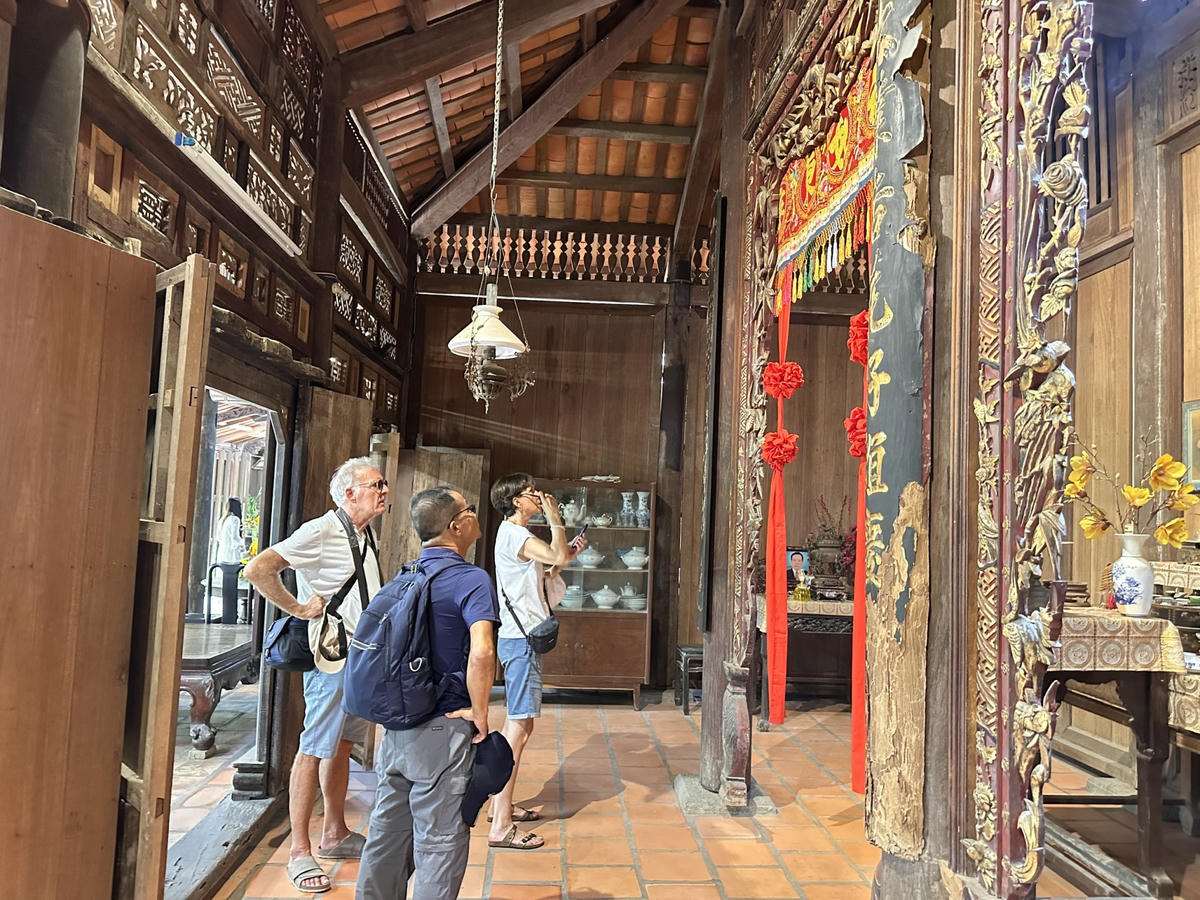 Du khách nước ngoài tham quan nhà cổ ở làng Đông Hòa Hiệp (xã Cái Bè, tỉnh Đồng Tháp). Ảnh: Trung Ngãi.