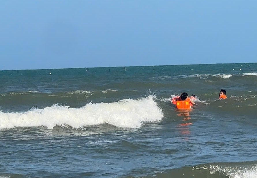 Lực lượng chức năng đang nỗ lực tiềm kiếm 2 nạn nhân mất tích tại biển Mỹ Khê. Ảnh: CV.