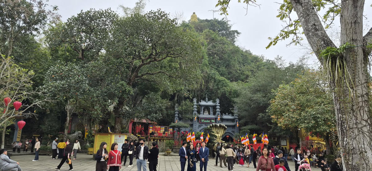 Đông đảo người dân đến thành tâm Lễ Phật Chùa Hang đầu năm.&nbsp;Ảnh: Xuân Trường.&nbsp;