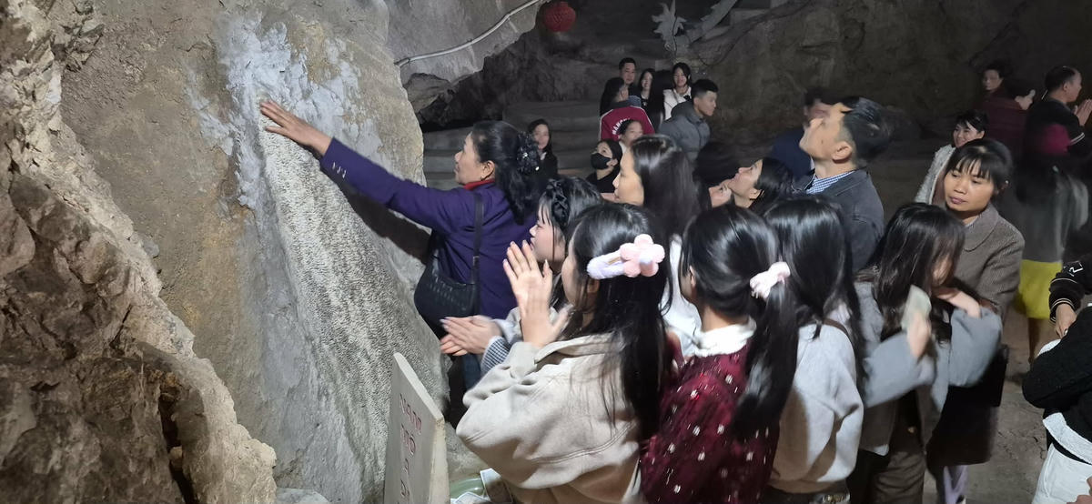 Người dân chiêm bái nơi Đức Phật hiện thân, cầu sức khỏe, may mắn.&nbsp;Ảnh: Xuân Trường.