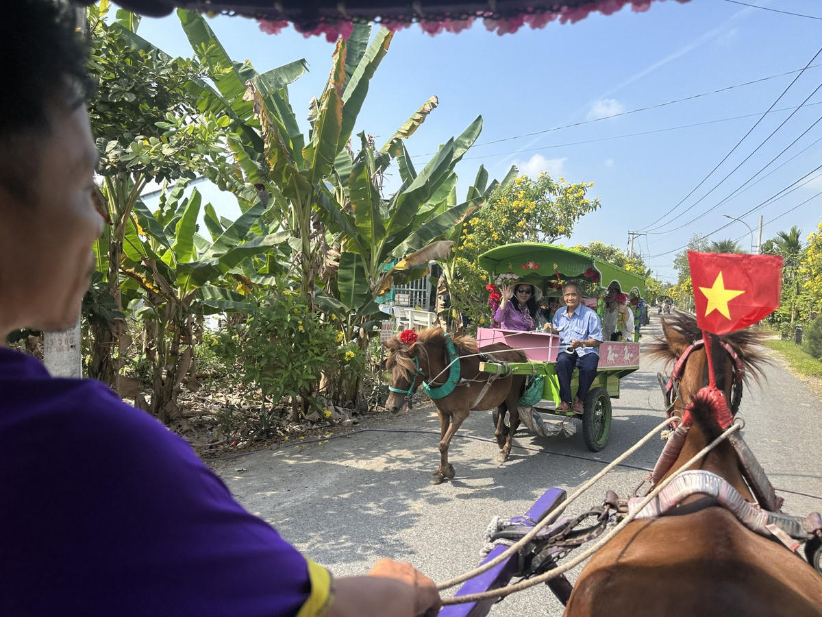 Du khách trải nghiệm đi xe ngựa ở cù lao Thới Sơn (phường Thới Sơn, tỉnh Đồng Tháp). Ảnh: Trung Ngãi.